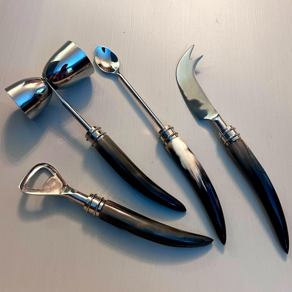 Gorgeous horn and stainless steel bar accessories kit!